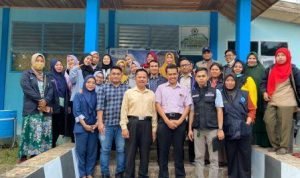 Rektor Universitas Muhammadiyah (Unismuh) Palu, Prof. Dr. H. Rajindra, SE., MM foto bersama dengan sejumlah peserta KKN Posko I dan II. Foto: IST