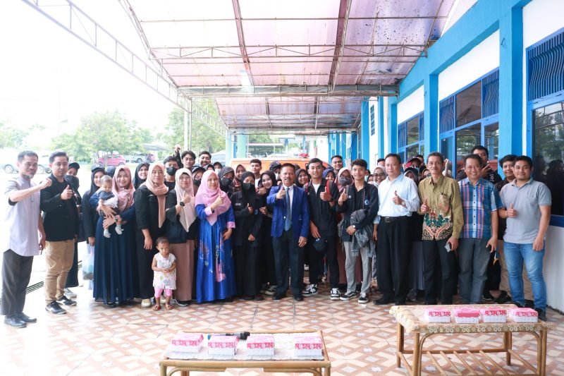 Rektor Universitas Muhammadiyah (Unismuh) Palu, Prof. Dr. H. Rajindra, SE., MM foto bersama mahasiswa kkn anggkatan 63 sekaligus melepas peserta KKN angkatan 63, di halaman Rektorat, Rabu (1/2/2023).