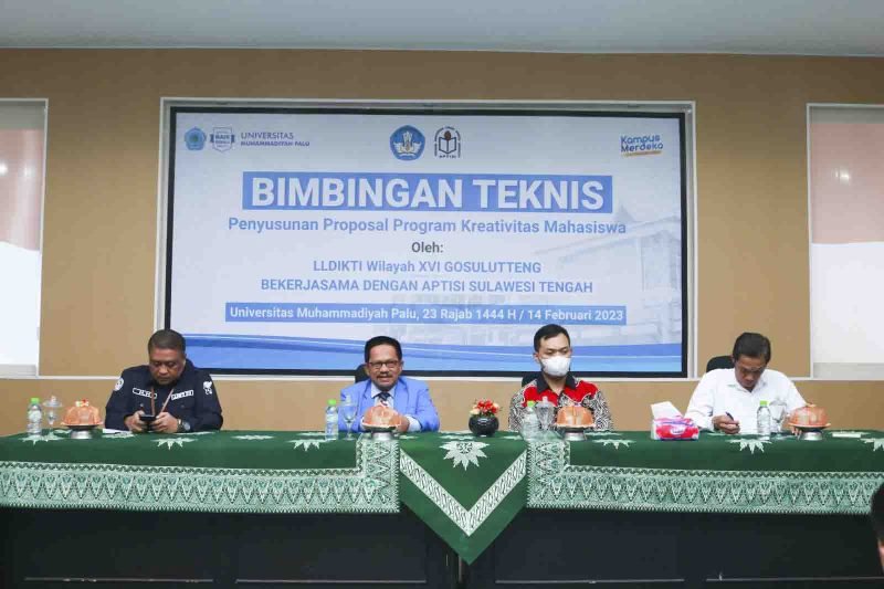 Ketua APTISI Sulawesih Tengah Prof. Dr. H. Rajindra, SE., MM Membuka Bimtek penyusunan proposal program kreativitas mahasiswa digelar di Aula Rektorat Unismuh Palu 14 Februari 2023. Dok Humas