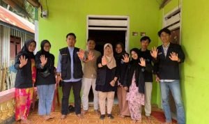 Ketua Lembaga Penelitian Pengabdian Masyarakat (LPPM) Unismuh Palu, Dr. Muliadi, SH.MH, foto bersama dengan sejumlah mahasiswa usai melakukan Monitoring dan Evaluasi program KKN di Kabupaten Buol, Selasa (28/2/2023). Foto: Dok IST