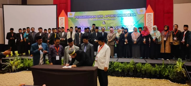 Proses penandatanganan berita acara pelantikan Pengurus DPP APTIKIS Periode 2023-2037 di Hotel Dalton Makassar Sulawesi Selatan, Rabu (10/5/2023). Foto: IST