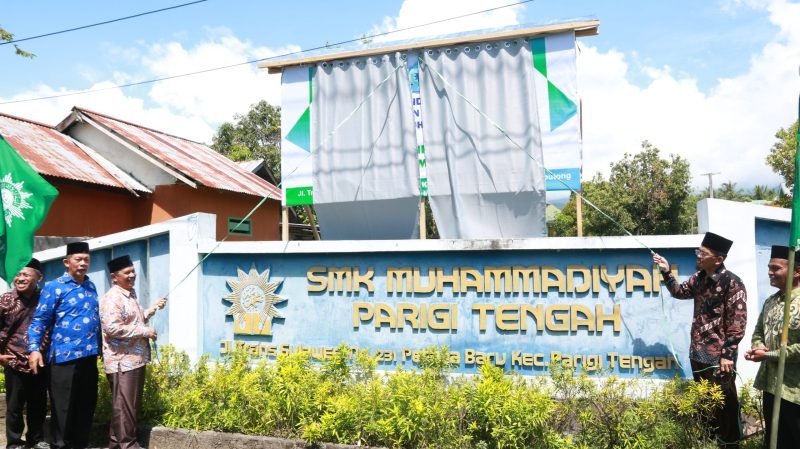 Rektor Unismuh palu Prof. Dr. H. Rajindra, SE., MM bersama Pimpinan Wilayah Muhammadiyah Sulteng Muh. Amin Parakkasi, S.Ag., M.Hi., meresmikan kampus 3 di Parigi Moutong. Sabtu (27/05/2023). Foto Humas 