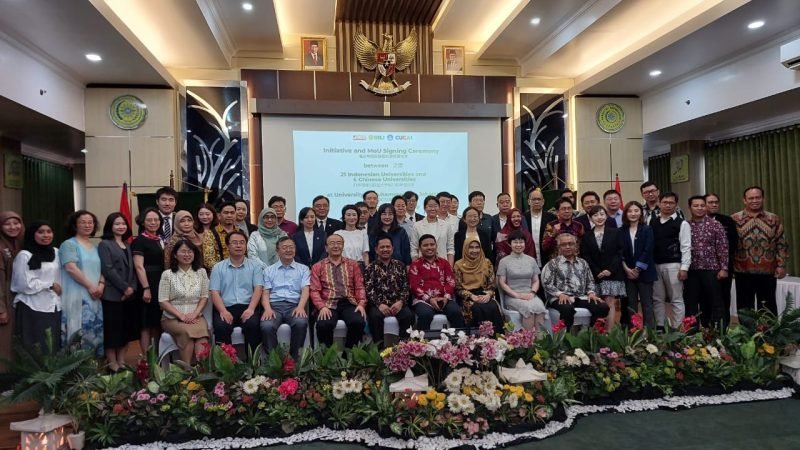 Perwakilan perguruan asal Indonesia dan China seusai penandatanganan nota kesepahaman, di auditorium dr. syafri Guricci, FKK UMJ, senin (15/03/2023)