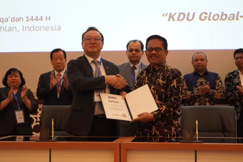 Prof. Dr. Rajindra (Rektor Unismuh Palu) dengan Prof. Dr. John K. Lee (Presiden Universitas KDU Global) memperlihatkan berkas MoU yang telah mereka berdua tandatangani. Foto: Humas