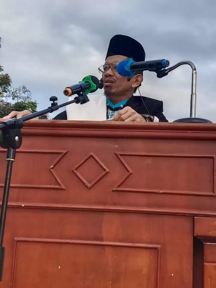 Ketua Pimpinan Wilayah Muhammadiyah (PWM) Sulawesi Tengah, Muh Amin Parakkasi, S.Ag, M.H.i saat menjadi Khatib sekaligus Imam pada Salat Idul Adha 1444 H, di halaman Kampus Universitas Muhammadiyah (Unismuh) Palu, Rabu (28/6/2023). Foto: Amiluddin