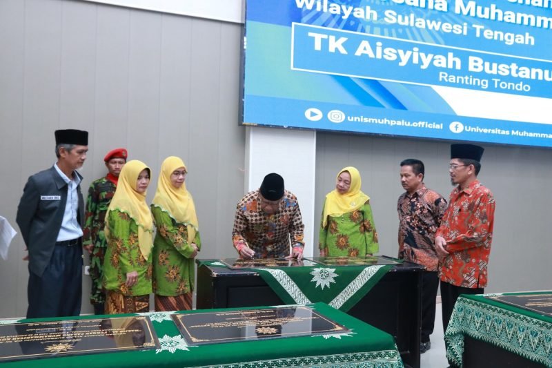 Penandatanganan peresmian Gedung Banua Kaili H. Rusdi Toana Unismuh Palu. (22/08/2023). Foto Humas