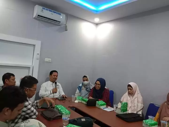 Rektor Unismuh Palu, Prof. Dr. H. Rajindra, SE., MM saat melakukan pengarahan pada Coaching Clinik Proposal dan Pengabdian ditujukan kepada para dosen Unismuh Palu, Jumat (6/10/2023).