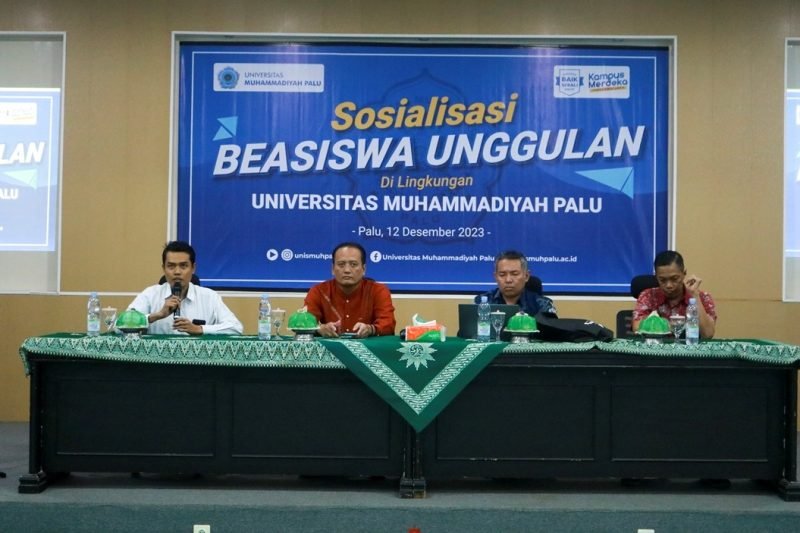 Wakil Rektor Bidang Akademik Unismuh Palu, Sudirman, S.KM., M. Kes saat membuka sosialisasi Beasiswa Unggulan 2024 di Universitas Muhammadiyah (Unismuh) Palu. Foto: Humas