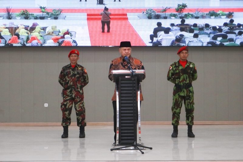 Ketua Pimpinan Pusat (PP) Muhammadiyah, Prof. Dr. H. Dadang Kahmad saat menyampaikan tausyiah Milad ke-111 Muhammadiyah tingkat Provinsi Sulawesi Tengah, di Gedung Banua Kaili (GBK) H. Rusdy Toana kompleks Universitas Muhammadiyah (Unismuh) Palu, Sabtu (2/12/2023). Foto Humas