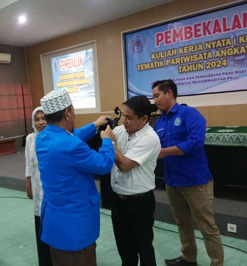 Wakil Rektor I Unismuh Palu, Sudirman, SKM., M.Kes, Ketua LPPM Palu, Dr. Muliadi, SH., MH bersama tim LPPM Unismuh Palu lainnya, serta Sekretaris Dinas Tanaman Pangan dan Hortikultura Provinsi Sulawesi Tengah Ir.Arif S. Asikin,M.P foto bersama dengan para peneliti Unismuh Palu. Foto: Dok LPPM