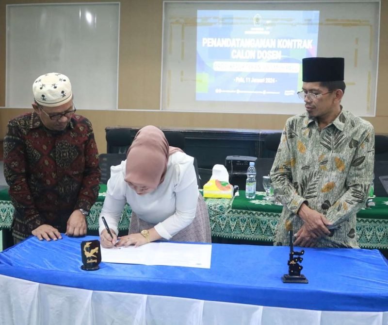 Rektor Unismuh Palu, Prof. Dr. H. Rajindra, SE., MM dan Ketua Badan Pembina Harian (BPH) Unismuh Palu Muh. Amin Parakkasi, S.Ag. M.Hi, menyaksikan penandatanganan Kontrak oleh salah seorang calon dosen Unismuh Palu, Kamis (11/1/2024). Foto: Humas