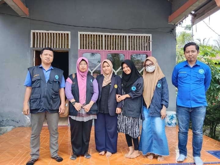 Ketua Lembaga Penelitian dan Pengabdian Masyarakat (LPPM) Unismuh Palu, Dr. Muliadi, SH., MH bersama sejumlah pejabat dilingkungan LPPM Unismuh Palu foto bersama dengan sejumlah peserta KKN Angkatan 65. Foto: Dok LPPM Unismuh Palu