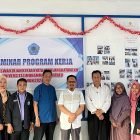 Rektor Universitas Muhammadiyah (Unismuh) Palu, Prof. Dr. H. Rajindra, SE., MM foto bersama dengan sejumlah pejabat dan peserta KKN Tematik “Pariwisata” angkatan 65, di Posko satu, Jumat (2/2/2024). Foto: Dok LPPM Unismuh Palu.