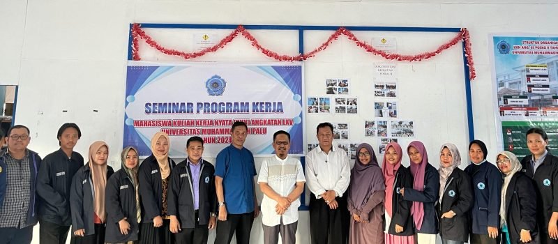 Rektor Universitas Muhammadiyah (Unismuh) Palu, Prof. Dr. H. Rajindra, SE., MM foto bersama dengan sejumlah pejabat dan peserta KKN Tematik “Pariwisata” angkatan 65, di Posko satu, Jumat (2/2/2024). Foto: Dok LPPM Unismuh Palu.