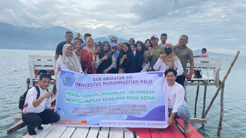 Peserta KKN bersama dengan PDL foto bersama usai melakukan sosialisasi Peraturan Wali Kota Palu Nomor 40 Tahun 2021 dan Surat Edaran Wali Kota Palu Nomor: 100.3.4.3/2591/DLH/2023 tentang Pembatasan Penggunaan Kemasan Plastik Sekali Pakai dan Styrofoam. Foto: Dok KKN Posko Kampus