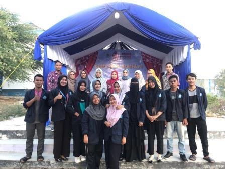 Dekan FKM Unismuh Palu, Nur Afni, S.KM., M.Kes dan sejumlah pejabat di fakultas itu foto bersama dengan mereka yang dinyatakan lolos Program MSIB dan Kampus Mengajar MBKM, Kamis (22/2/2024). Foto: Dok FKM Unismuh Palu