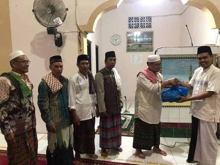 Wakil Rektor 1 Unismuh Palu, Sudirman, S.KM., M.Kes (kanan) menyerahkan cenderamata kepada takmir Masjid yang mereka temui. Foto: Dok Unismuh Palu