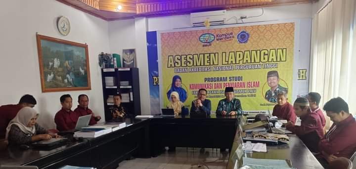 Rektor Unismuh Palu, Prof. Dr. H. Rajindra, SE., MM didampingi oleh dua orang Asesor masing-masing Dr. Yopi Kusmiati, M.Si dan Dr. Najahan Musyafak, MA serta Dekan FAI Unismuh Palu, Dr. Moh Rizal Masdul, S.Pdi., M.Pd saat membuka kegiatan Asesmen Lapangan, Jumat (22/3/2024). Foto: Dok FAI Unismuh Palu.