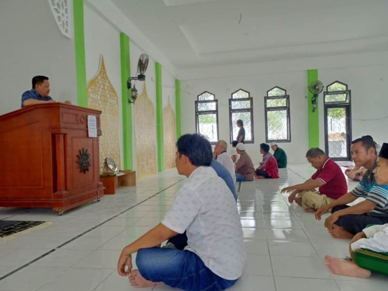 Rektor Unismuh Palu, Prof. Dr. H. Rajindra SE., MM mengisi Kultum di Masjid Ulil Albab pada Sabtu ceria, (2/3/2024). Foto: Dok Unismuh Palu