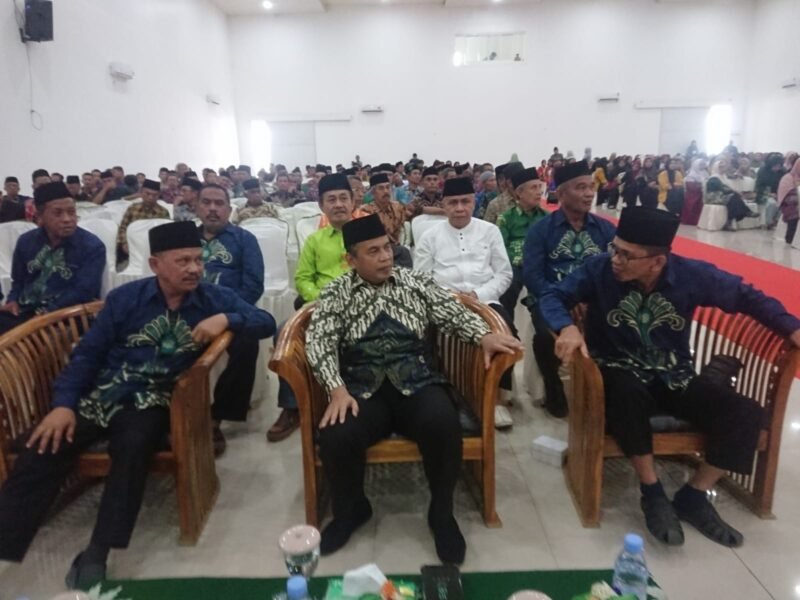 Ketua PP Muhammadiyah Dr. H. Agung Danarto. M.Ag (tengah) diapit oleh Rektor Unismuh Palu, Prof. Dr. H. Rajindra, SE., MM (kiri) dan Ketua PWM Sulteng Muh Amin Parakkasi, S.Ag, M.H.i (kanan) saat menghadiri Silaturahmi Warga Muhammadiyah Sulawesi Tengah” di Gedung Banua Kaili (GBK) Rusdy Toana, Komplek Kampus Unismuh Palu, Sabtu (11/5/2024). Foto: Amiluddin