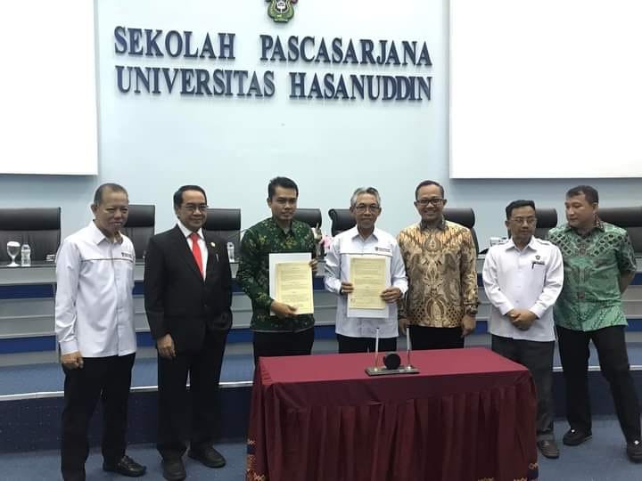 Wakil Rektor 1 Unismuh Palu, Sudirman, S.KM., M.Kes foto bersama dengan sejumlah pejabat Unhas Makassar, sambil memperlihatkan berkas MoU yang telah mereka tandatangani. Foto: Dok Pribadi Sudirman.