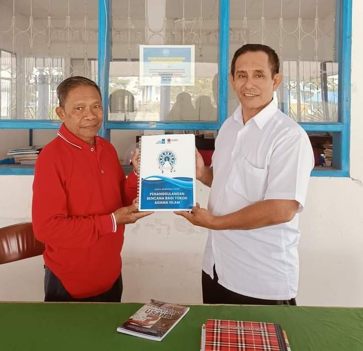 Dekan Fakultas Pertanian (Faperta) Universitas Muhammadiyah (Unismuh) Palu, Ir. Syaiful Bachri, M.Si (kanan) menyerahkan buku secara simbolis kepada pengelolah perpustakaan universitas (kiri), Jumat (3/5/2024). Foto: Dok Faberta Unismuh Palu.