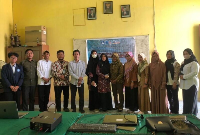 Foto bersama tiga dosen dan dua mahasiswa FKIP Unismuh Palu dan para kepala madrasah usai sosialisasi, Senin (13/5/2024). Foto: Dok FKIP Unismuh Palu