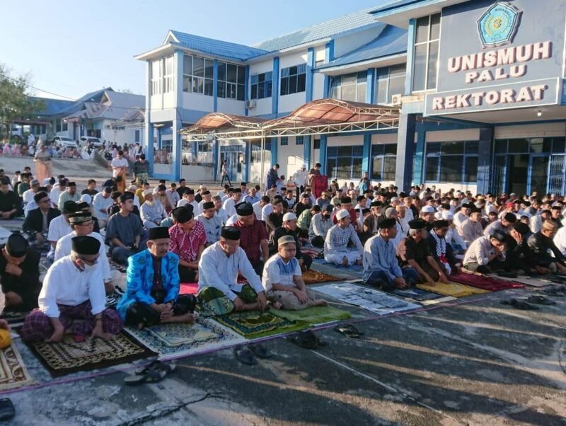  Rektor Unismuh Palu, Prof. Dr. H. Rajindra, SE., MM dan Wakil Rektor II Unismuh Palu, Dr. Burhanuddin, SE., MM duduk di shaf pertama sambil menunggu Jemaah lainnya berdatangan, Senin (17/6/2024). 