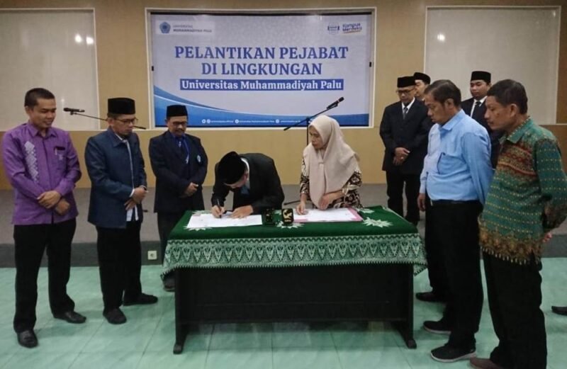 Rektor Unismuh Palu, Prof. Dr. H. Rajindra, SE., MM bersama Ketua Pembina Harian (PBH) Unismuh Palu, Muh Amin Parakkasi, S.Ag, M.H.i menyaksikan penandatanganan berita acara pelantikan pejabat baru di kampus itu, Selasa (25/6/2024). 