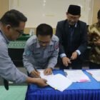 Rektor Universitas Muhammadiyah (Unismuh) Palu, Prof. Dr. H. Rajindra, SE., MM menandatangani dana hibah penelitian dan pengabdian Bima 2024, di Aula Rektorat Unismuh Palu pada Selasa (25/6/2024). Foto: Humas