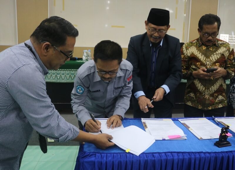 Rektor Universitas Muhammadiyah (Unismuh) Palu, Prof. Dr. H. Rajindra, SE., MM menandatangani dana hibah penelitian dan pengabdian Bima 2024, di Aula Rektorat Unismuh Palu pada Selasa (25/6/2024). Foto: Humas