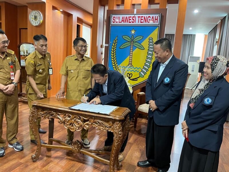 Rektor Unismuh Palu Prof. Dr. H. Rajindra,SE,MM menandatangani MoU dengan Pemprov Sulteng, di Ruang Kerja Gubernur Sulawesi Tengah, Selasa (11/06/2024). 