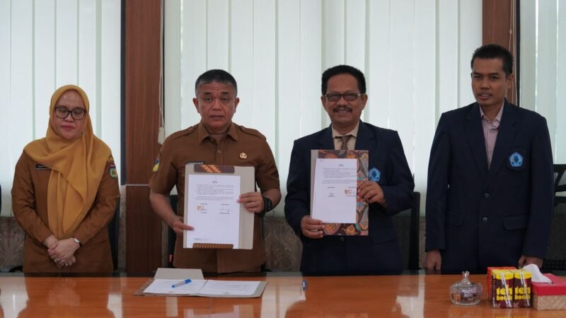 Wali Kota Palu, Hadianto Rasyid didampingi Irmayanti Pettalolo, dan Rektor Universitas Muhammadiyah Palu, Prof. Dr. H. Rajindra, SE., MM didampingi Wakil rektor Bidang Akademik Sudirman, S.KM., M. KM foto bersama sambil memperlihatkan berkas MoU yang telah mereka tandatangani di ruang kerja Wali Kota Palu, Senin (1/7/2024). Foto: Dok Humas