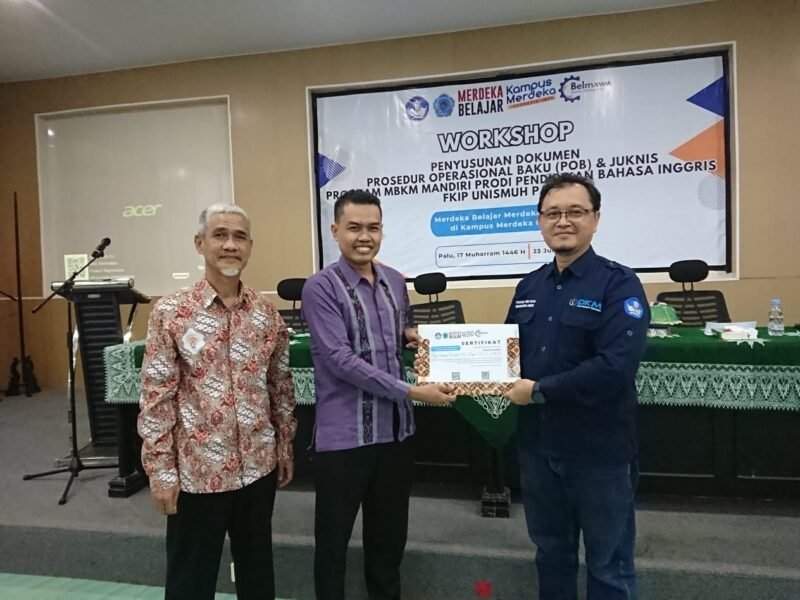 Wakil Rektor 1 Unismuh Palu, Sudirman, S.KM., M.Kes menyerahkan sertifikat kepada Kepala Pusat MBKM Universitas Taludako, Prof. Anang Wahid M. Diah, M.Si., Ph.D didampingi Dekan FKIP Unismuh Palu, Dr. Mustamin Idris, M.Si, di Aula Rektorat Unismuh Palu, Selasa (23/7/2024). 