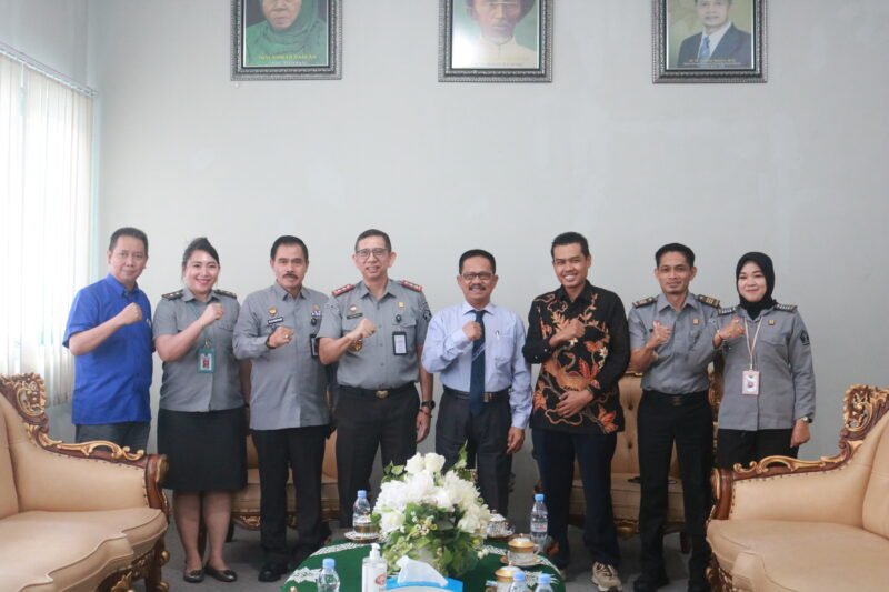 Kesepakatan ini menjadi komitmen bersama antara Kepala Kantor Wilayah (Kakanwil) Kemenkumham Sulteng, Hermansyah Siregar, S.H., M.H dan Rektor Unismuh Palu, Prof. Dr. H. Rajindra, S.E., M.M di Ruang Kerja Rektor Unismuh, Selasa, (2/7/2024). Foto Humas