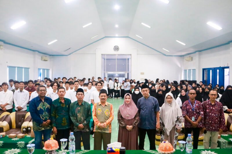 Rektor Unismuh Palu, Prof. Dr. H. Rajindra, SE., MM bersama Ketua LP2AIK Unismuh Palu, Muh Ilyas Paduntu, S.Ag, M.PdI beserta sejumlah pejabat di lingkuangan kampus foto bersama dengan peserta Baitul Arqam, Ahad (14/7/2024). Foto: Humas