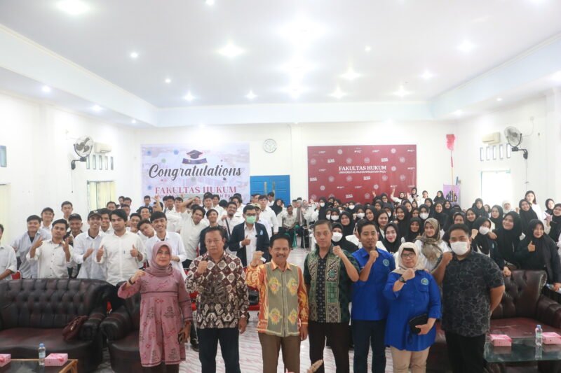 Rektor Universitas Muhammadiyah (Unismuh) Palu, Prof. Dr. H. Rajindra, SE., MM foto bersama dengan jumlah pejabat yang ada di lingkungan kampus serta peserta KKN. Foto: Humas