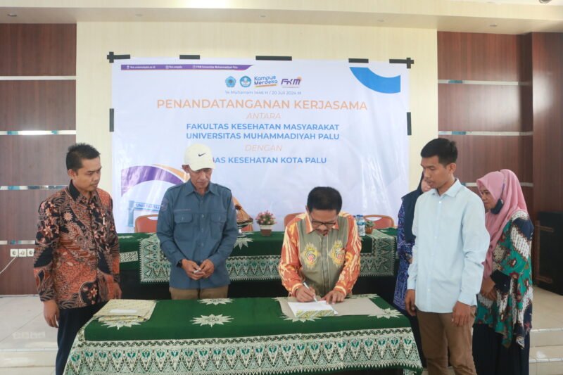 Rektor Unismuh Palu, Prof. Dr. H. Rajindra, SE., MM menandatangani MoU disaksikan oleh Kepala Dinas Kesehatan Kota Palu, dr. Rochmat Jasin, di Aula Rektorat Unismuh Palu pada Sabtu (20/7/2024). Foto: Humas