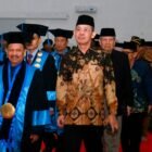 Rektor Unismuh Palu, Prof. Dr. H. Rajindra berjalan beriringan dengan Ketua Pimpinan Pusat Muhammadiyah, Prof. Dr. Irwan Akib, M.Pd saat memasuki ruang kegiatan puncak Milad ke-41 Unismuh Palu, di GBK Rusdy Toana, Senin (5/8/2024). Foto: Humas