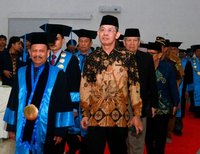 Rektor Unismuh Palu, Prof. Dr. H. Rajindra berjalan beriringan dengan Ketua Pimpinan Pusat Muhammadiyah, Prof. Dr. Irwan Akib, M.Pd saat memasuki ruang kegiatan puncak Milad ke-41 Unismuh Palu, di GBK Rusdy Toana, Senin (5/8/2024). Foto: Humas