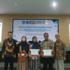 Wakil Rektor 1 Unismuh Palu, Sudirman, S.KM., M.Kes didampingi Dekan FKIP Unismuh Palu Dr. H. Mustamin Idris, M.Si saat menyerahkan sertifikat kepada perwakilan peserta FGD di Aula Rektorat Unismuh Palu, Kamis (8/8/2024). 