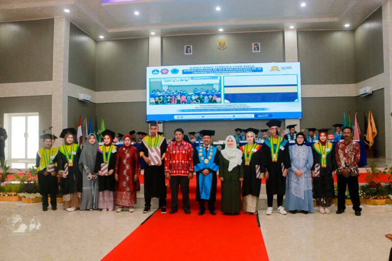 Para wisudawan dan wisudawati prestasi foto bersama dengan para pendamping masing-masing. Foto: Humas