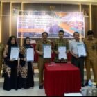 Kadis Kesehatan Sulteng dr. I Komang Adi Sujendera, Sp, PD, Wakil Rektor 1 Unismuh Palu Dr. Sudirman, S.KM., M.Kes, Dekan FKM Unismuh Palu, Nur Afni, SKM., M.Kes dan Kepala Prodi Kesehatan Masyarakat, Dra. Hj. Herlina Yusuf., M.Kes memperlihatkan berkas MoU yang telah mereka tandatangani, di salah satu hotel di Kota Palu, Senin (7/10/2024). 