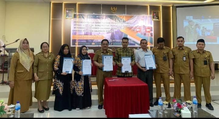 Kadis Kesehatan Sulteng dr. I Komang Adi Sujendera, Sp, PD, Wakil Rektor 1 Unismuh Palu Dr. Sudirman, S.KM., M.Kes, Dekan FKM Unismuh Palu, Nur Afni, SKM., M.Kes dan Kepala Prodi Kesehatan Masyarakat, Dra. Hj. Herlina Yusuf., M.Kes memperlihatkan berkas MoU yang telah mereka tandatangani, di salah satu hotel di Kota Palu, Senin (7/10/2024). 