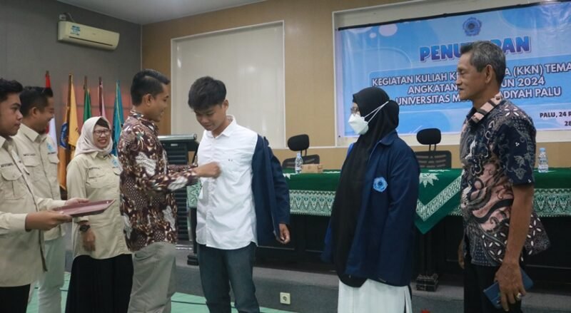 Wakil Rektor 1 Unismuh Palu, Dr. Sudirman, S.KM., M.Kes melepas secara simbolis atribut KKN dua orang perwakilan, disaksikan oleh Ketua LPPM Unismuh Palu, Dr. Muliadi, SH, MH dan Ketua Panitia, Dr. Rukhayati, SE., MM, di Aula Rektorat Sabtu (28/9/2024). Foto: Humas