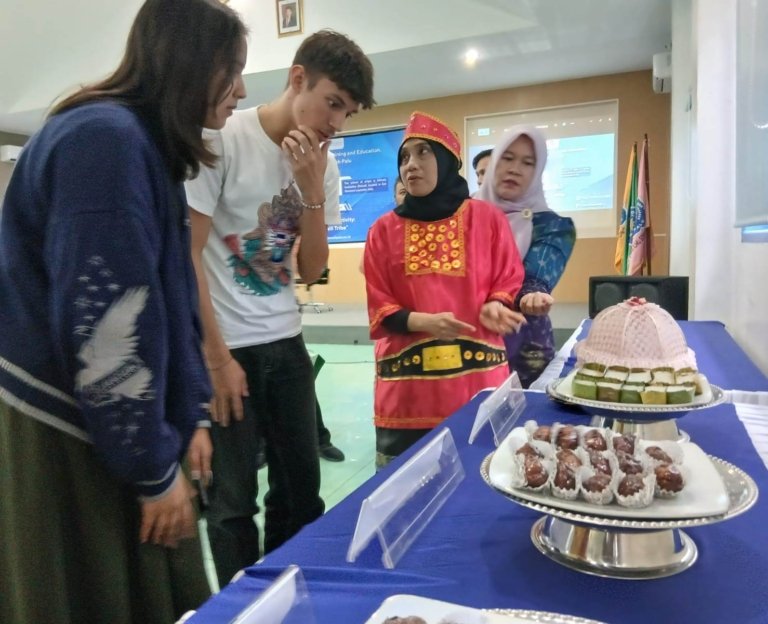 Dua Pelajar Itali dan AS Belajar Budaya Kaili di FKIP Unismuh Palu